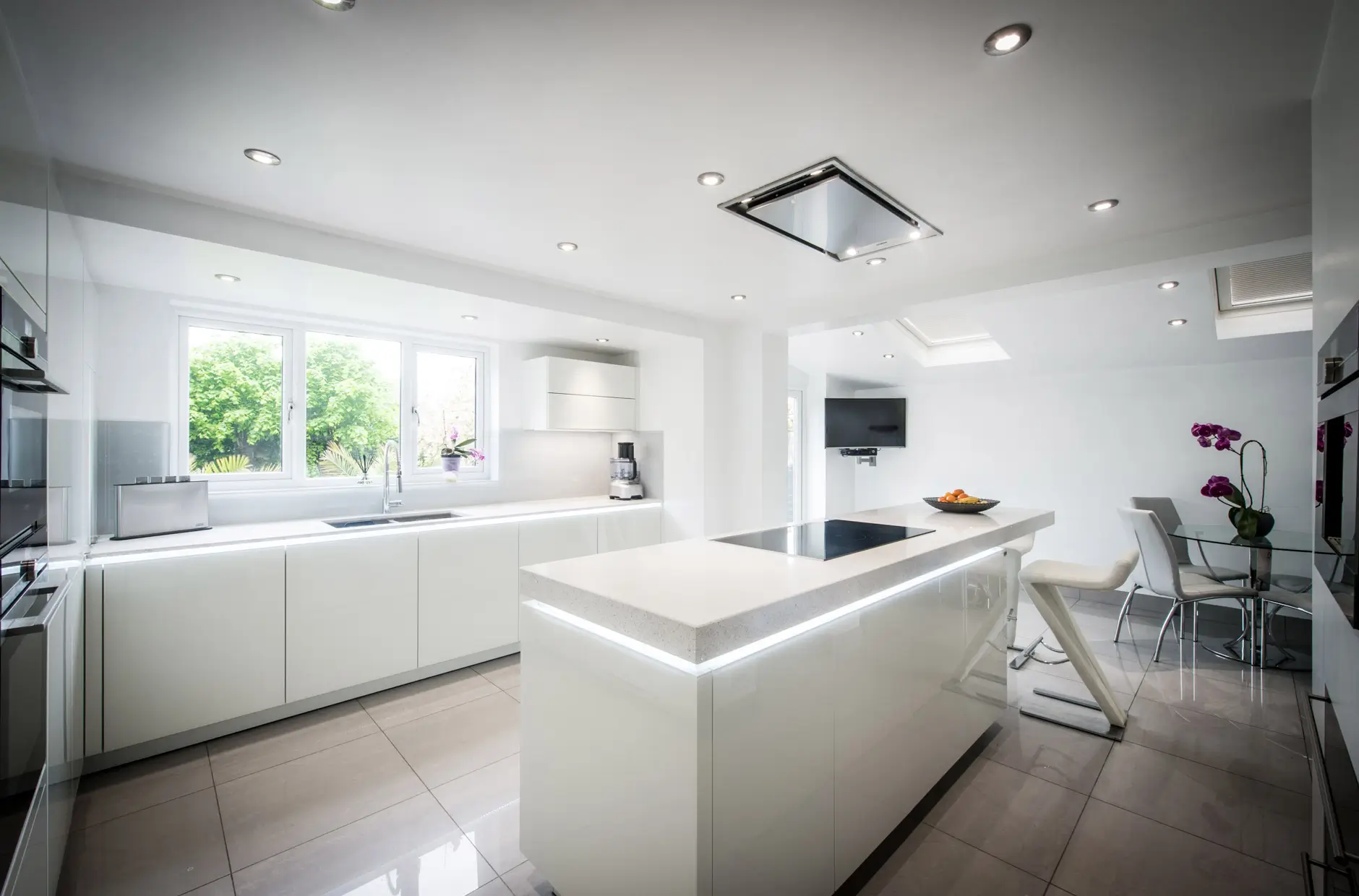 glass-fronted-white-gloss-handle-less-kitchen–felixstowe_slide2